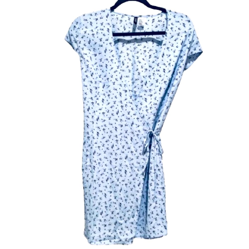 NWOT- H&M Crêpe Wrap Light Blue
Floral Dress Small - Picture 6 of 11